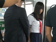 公車痴漢 水手服女學生在地鐵被非禮摩擦肉棒