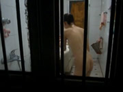 按耐不住偷看妹妹洗澡窺探誘惑